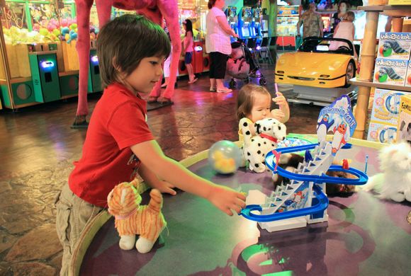 子どもも大人もファミリーで楽しめる、アラモアナセンターにあるジャングルファン