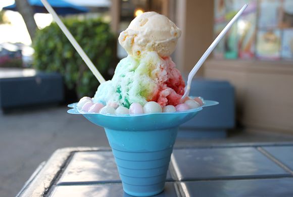 ロコと日本女子が、ハワイのココマリーナセンターで見つけたスイーツ、シェイブアイスとアイスクリームを紹介します
