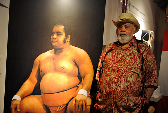 ハワイ日本文化センターに登場した高見山さんの壁画