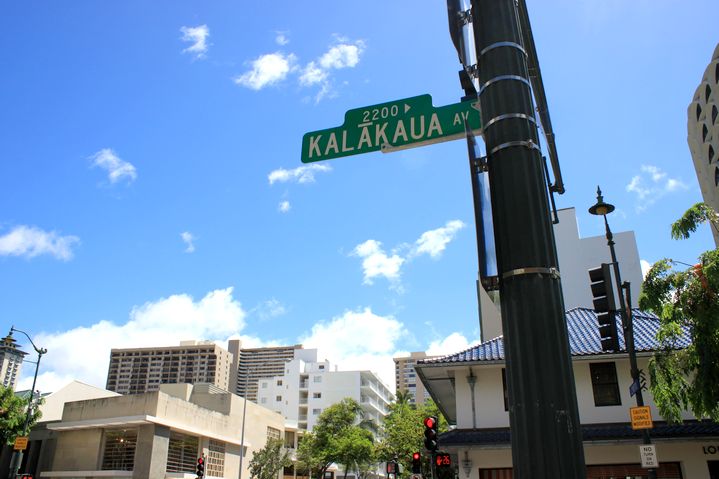 ハワイのショッピングスポットが並ぶメインの通り・カラカウアアベニュー