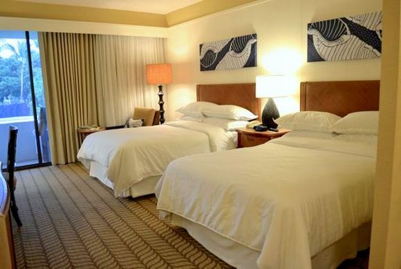 ハワイ島コナにあるホテル、シェラトン・コナ・リゾート＆スパ・アット・ケアウホウ・ベイの客室