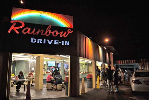 カパフル通りにあるレインボー・ドライブインはハワイの老舗プレートランチ店