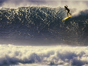 ハワイのノースショアでサーフィン