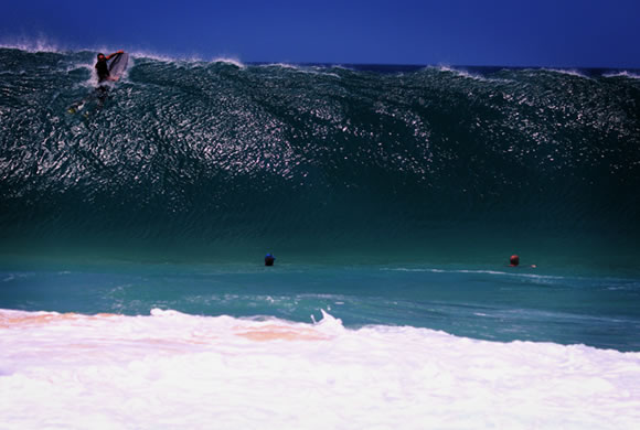 ノースショアの大波に挑む写真家、クラーク・リトル