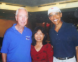 エミーさんの写真立てより、オバマ大統領とエミーさんご夫妻の写真