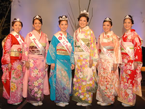 日系人女性のお手本、桜の女王とコートたち