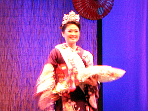 着物で登場のハワイ桜の女王コンテスタント