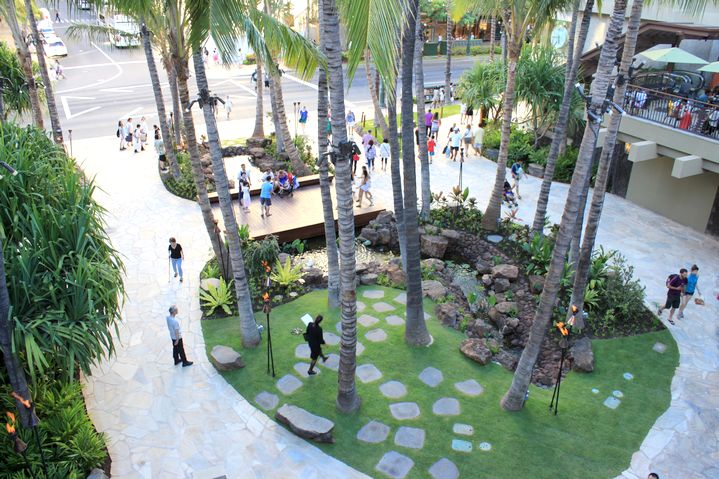 ハワイのショッピングスポットが並ぶメインの通り・カラカウアアベニュー