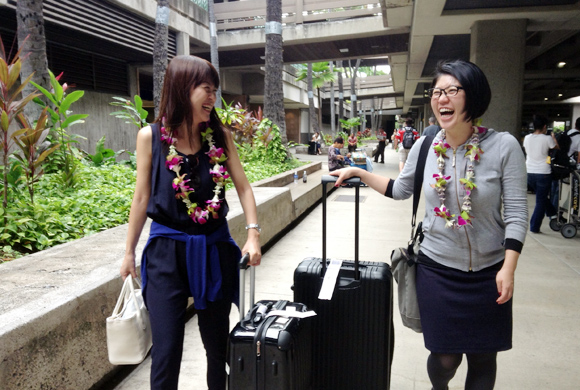 ハワイ旅行に当選した河村さんと五十嵐さん