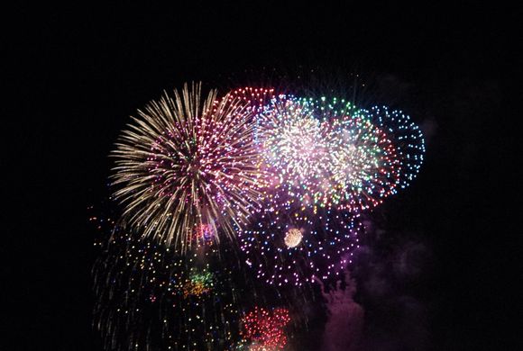 ハワイの新年カウントダウン花火大会　ワイキキビーチなど