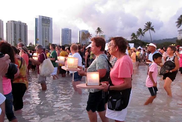 ハワイの灯籠流し、灯篭流し