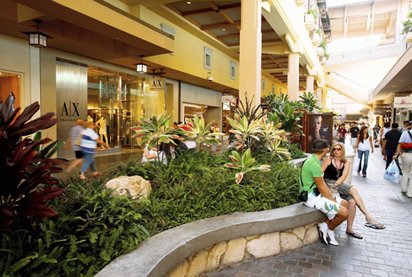 アラモアナセンターはハワイ最大のショッピングセンターです。