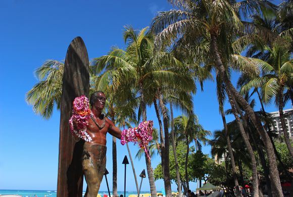 ハワイの観光スポットで、嵐の櫻井翔が訪れたワイキキビーチ近くのデューク像