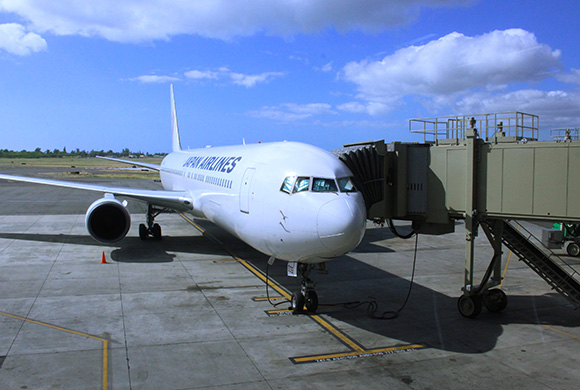 日本航空（JAL)がホノルル線就航60周年を祝いハワイ上空の遊覧飛行を行いました。