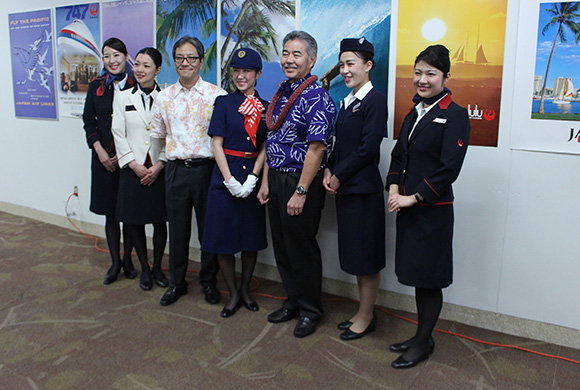 日本航空（JAL)がホノルル線就航60周年を祝いハワイ上空の遊覧飛行を行いました。