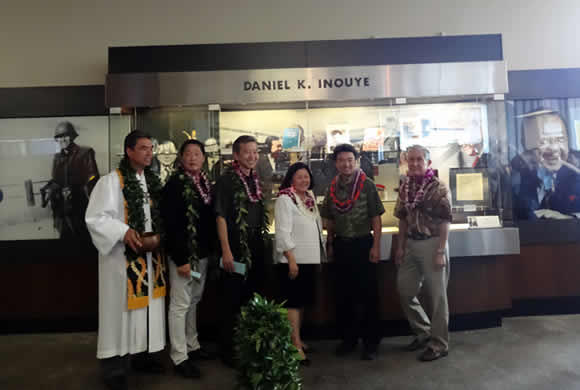 ホノルル空港にハワイ出身の2人のヒーローの展示