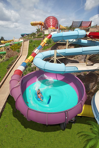 オアフ島カポレイにある楽しい水のテーマパーク、ウェット＆ワイルド・ハワイ