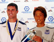 ガンバ大阪のバレー選手(左)と山口主将　優勝トロフィー