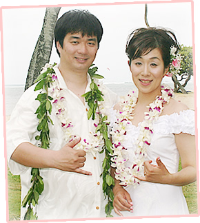 ハワイ挙式中の新郎新婦