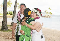 ハワイのビーチで結婚式