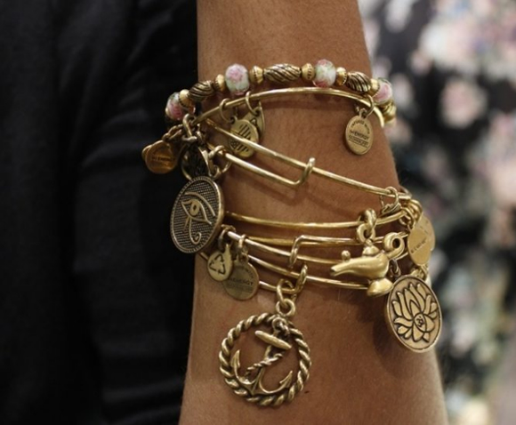 ファッション】アラモアナのALEX AND ANI、ハワイ限定アロハチャームに