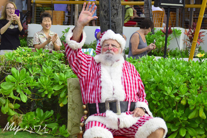 サンタクロースがカヌーに乗ってアウトリガー・リゾーツにやってきます