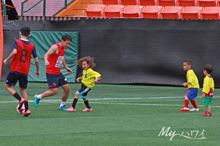 Tsubasa Hisanaga, Iwaki FC Soccer Player playing soccer with children