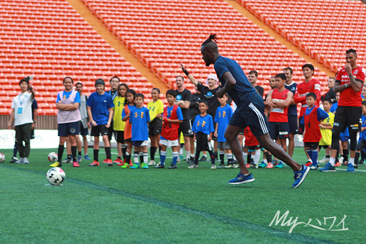 Kei Kamara running for free kick