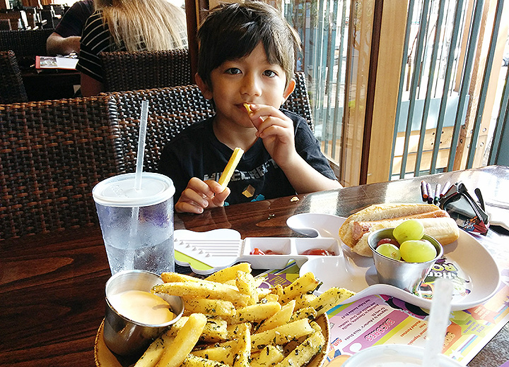 ハワイの子連れに優しいレストラン 無料で食べられる裏技も