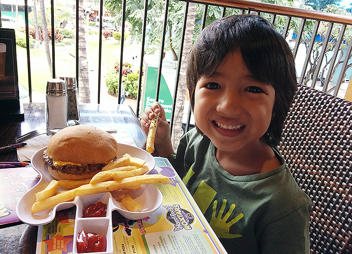 ハワイの子連れに優しいレストラン 無料で食べられる裏技も ハワイの子連れに優しいレストラン 無料で食べられる裏技も